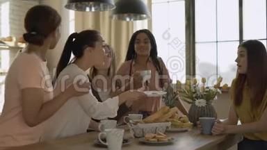 五个混血女朋友在厨房<strong>喝茶</strong>/咖啡。 女人玩得开心，<strong>聊天</strong>